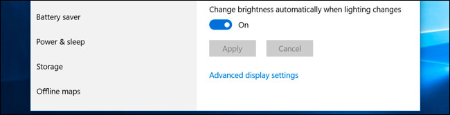 Bật hoặc tắt tùy chọn “Change brightness automatically when lighting changes”